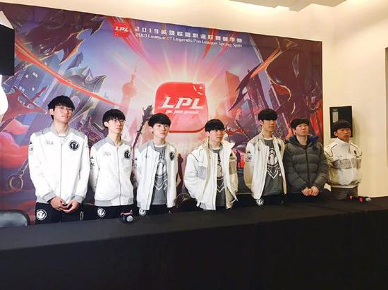 并期待着两 并期待着两